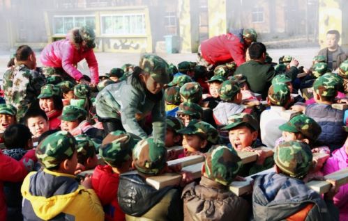 小学生户外拓展忙