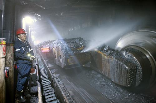 同煤集团塔山矿的一位工人正在井下采煤(5月18日摄).