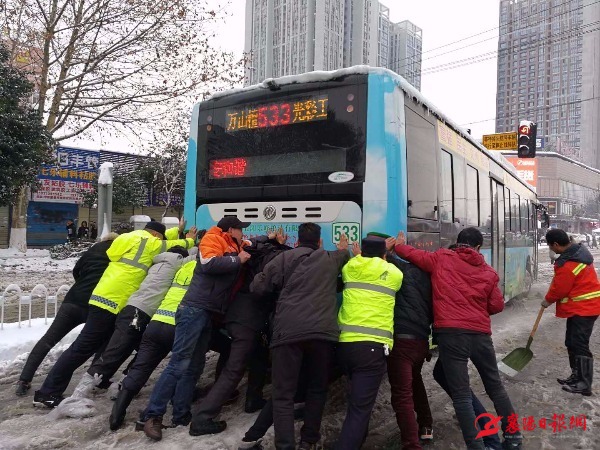 众人合力推车,恢复交通正常行驶