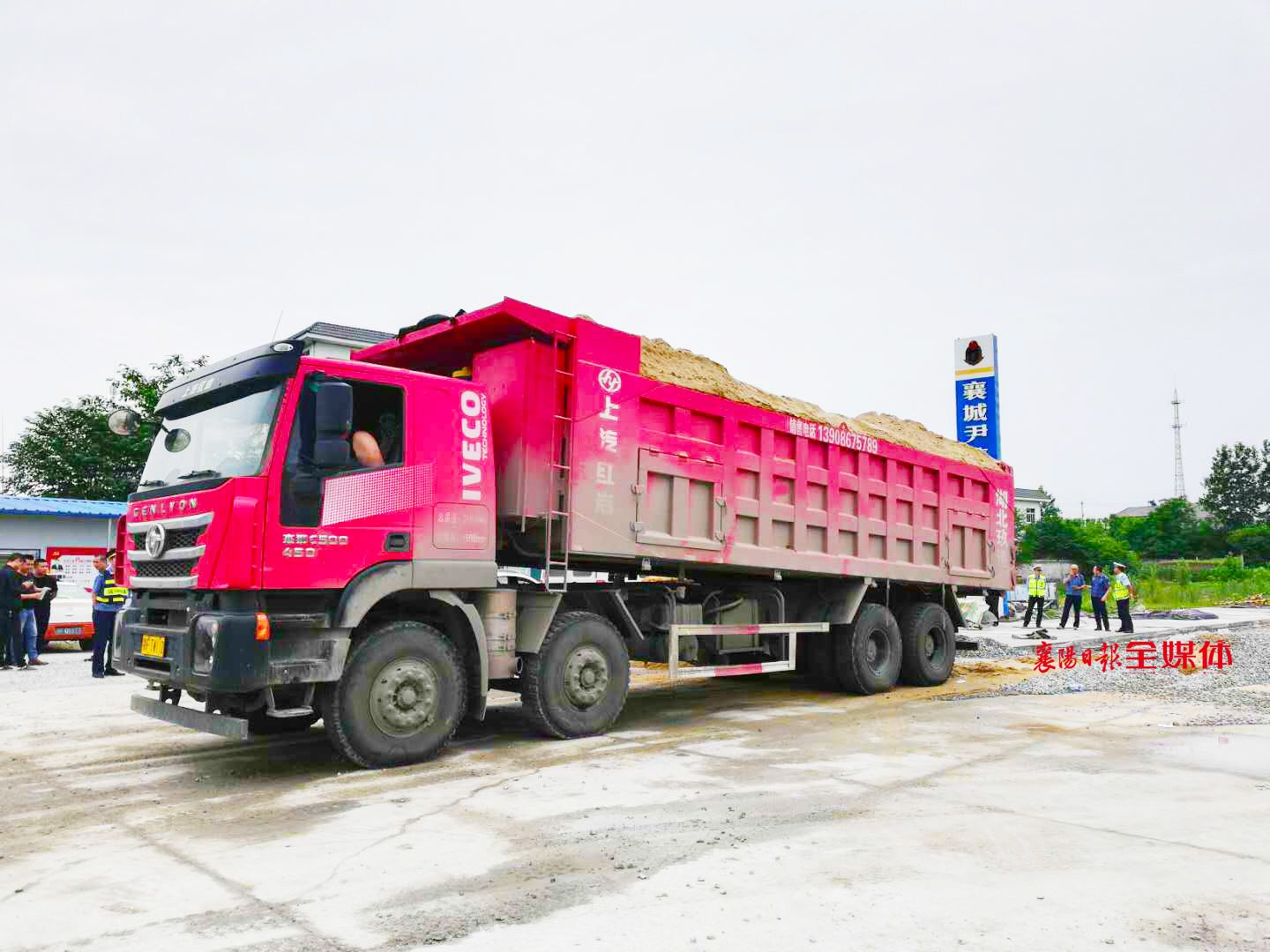 三部门夜查超限查获9辆违法货车