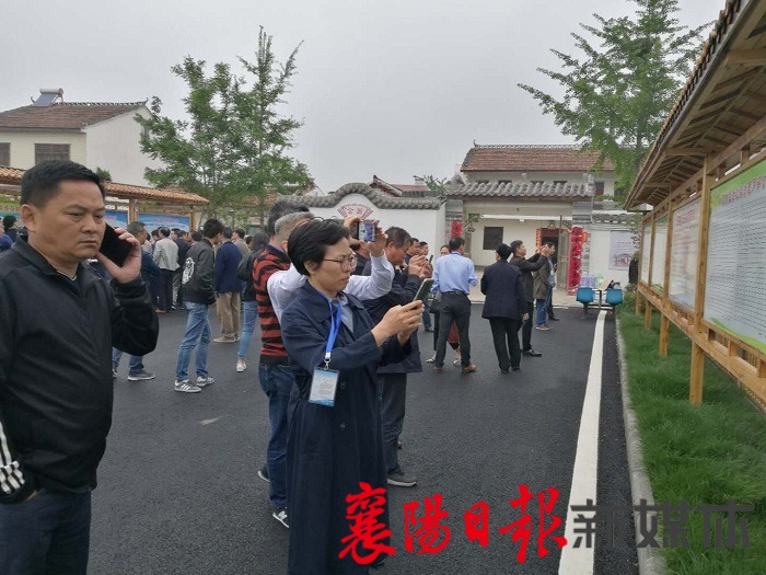 "这是南漳县九集镇八泉村前几年环境面貌的真实写照.