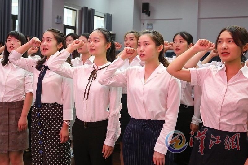 如何成为一名人民教师 a2504c5f136bca169127276c1ee625f3.jpeg