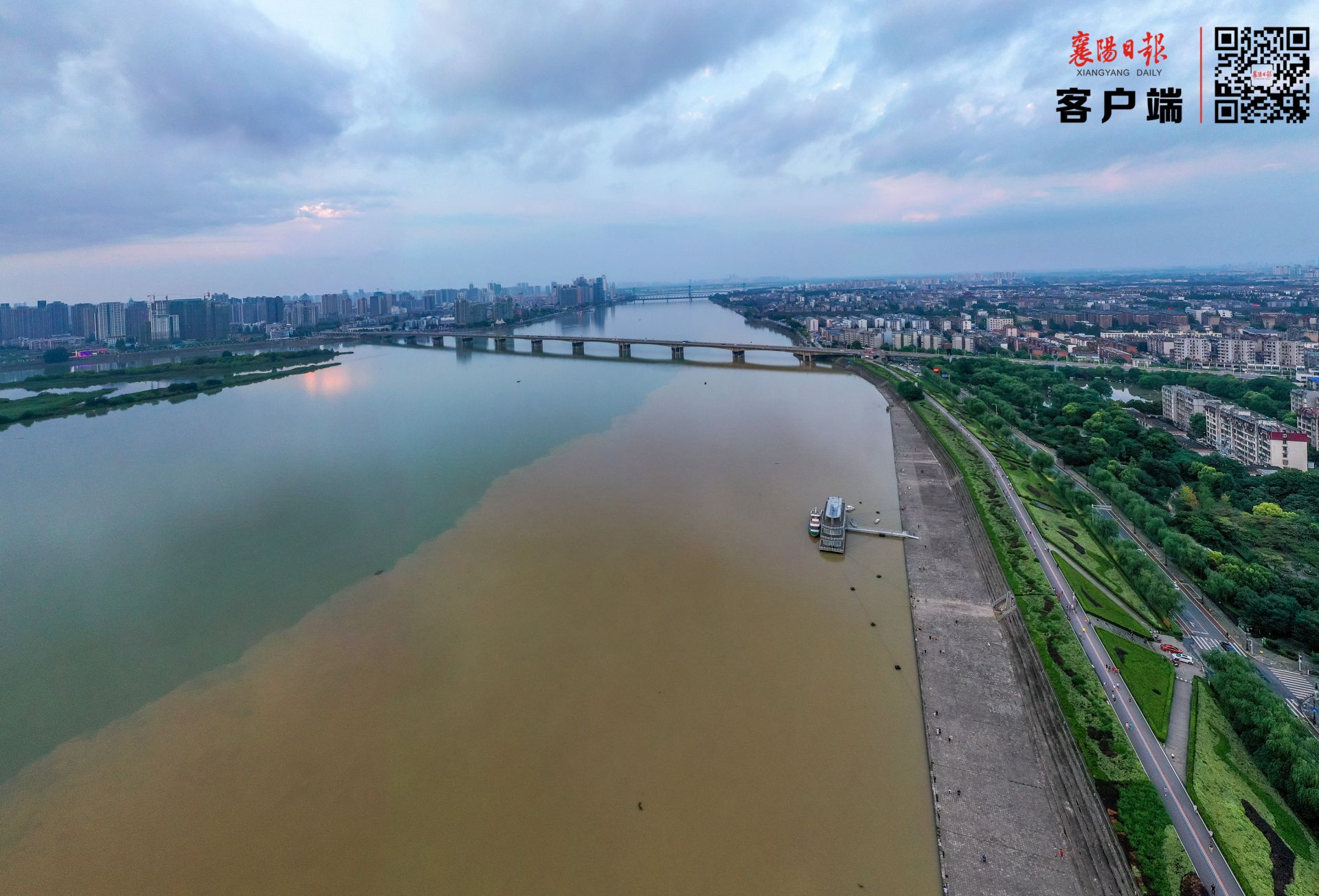 雨后汉江现泾渭分明景观