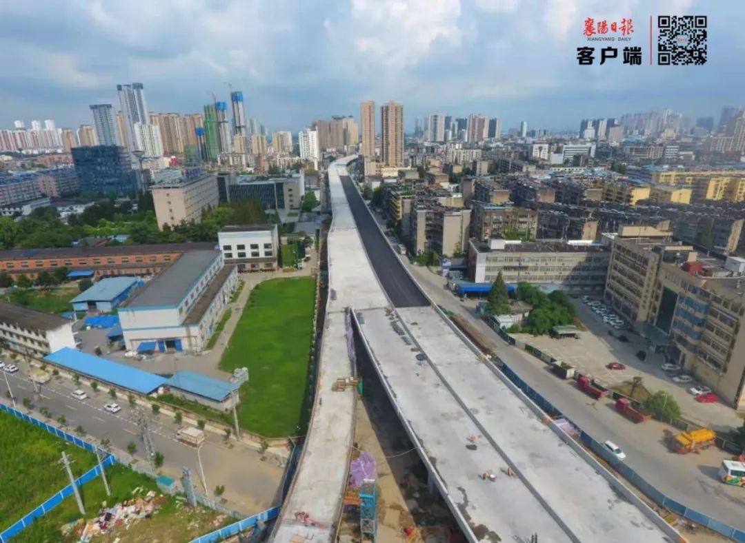 7月22日,由中建三局承建的襄阳东西轴线樊城段高架桥穿城而过.
