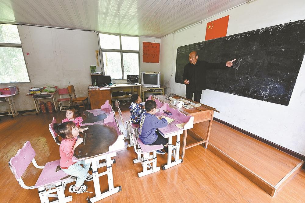 退休不退岗 退休教师晏启汉重回教学点