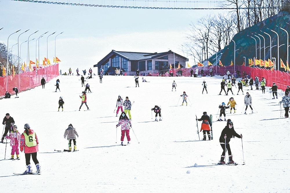 您现在的位置:>汉江网>正文> 12月4日,游客在保康横冲滑雪场滑雪.