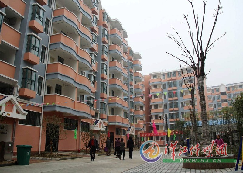 白家庄祥瑞廉租房小区外景 本报通讯员黄辉 记者沈明晶摄 襄阳汉江传媒网消息(襄阳晚报) 本报讯【通讯员黄辉 记者沈明晶】5日上午,在房管所工作人员的帮助下,家住樊城的董国清老太太住进了白家庄祥瑞廉租房小区,该小区是市区入住的第8个廉租房小区。 记者当日在白家庄祥瑞廉租房小区看到,廉租房外景美观大方,小区建有停车棚、休闲小广场。房内设施一应俱全,灶台、水龙头、洗菜盆等已安装到位,租户只需把日常用品搬来即可入住。 2006年,我市启动廉租房体系建设,目前已建立以租金补贴、租金核减和实物配租为主要